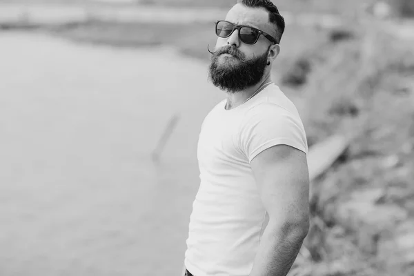 Hombre barbudo en la playa — Foto de Stock