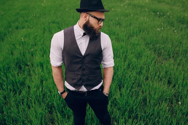 Baard man in veld lonley — Stockfoto