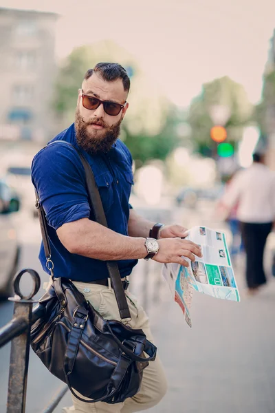 Bearded man travels with map — Stock Photo, Image