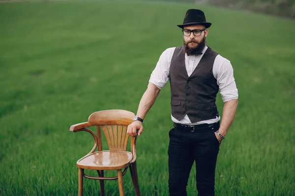 Бородатий чоловік у польовій самотності — стокове фото