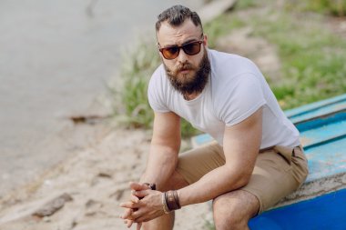 serinlemek sakallı adam