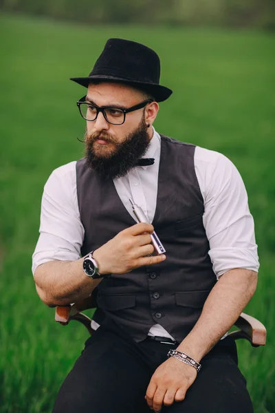 Bearded man vaping — Stock Photo, Image