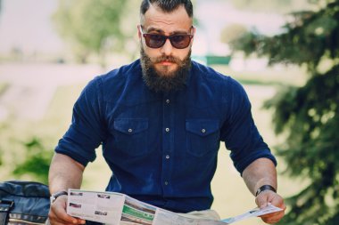 sakallı adam seyahat harita