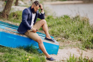 Teknede sakallı adam