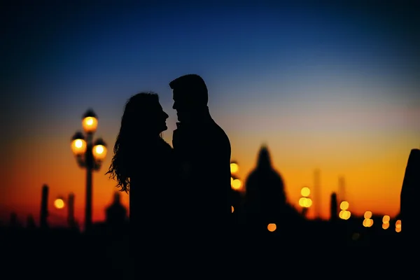 Silueta de pareja de boda — Foto de Stock