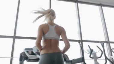 güzel sarışın spor egzersizleri yapıyor