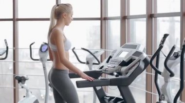 güzel sarışın spor egzersizleri yapıyor