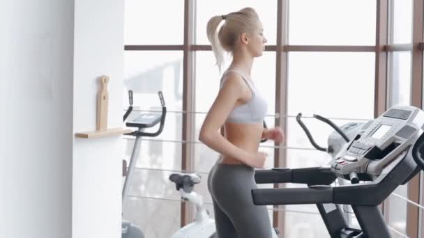 Belle blonde faisant des exercices de gym — Video