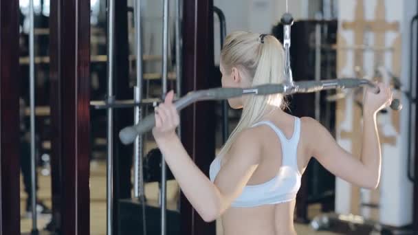 Krásná blondýnka dělá cvičení v sálech — Stock video