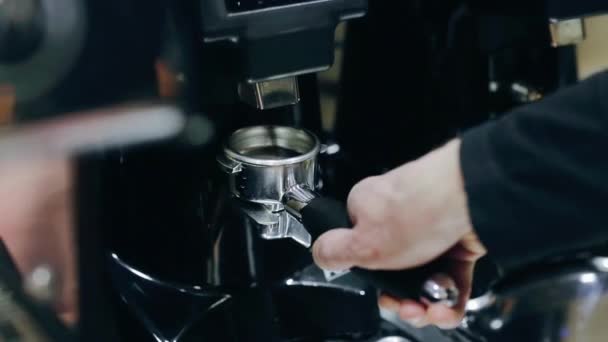 Professioneller Kaffee in einem modernen Café-Kaffee — Stockvideo