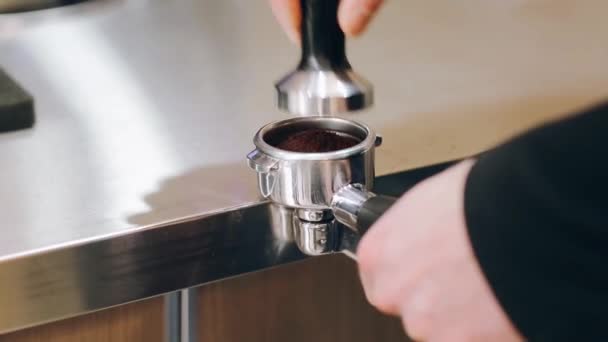 Caffè professionale in un caffè moderno — Video Stock