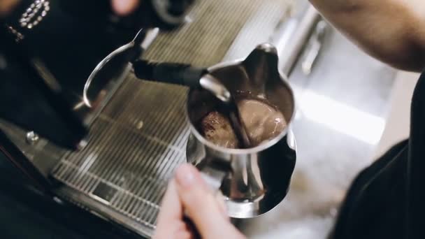 Professionell kaffe i ett modernt kafé kaffe — Stockvideo