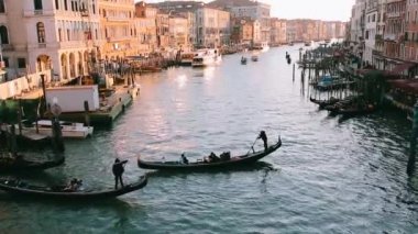 gondol yakınındaki rialto Köprüsü Venedik, İtalya