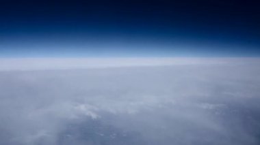 Pencereden dışarı bakıyorum.