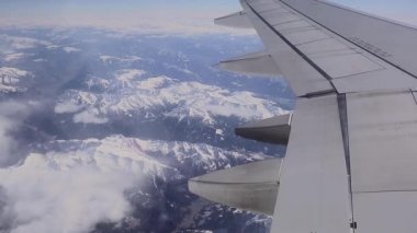 Pencereden dışarı bakıyorum.