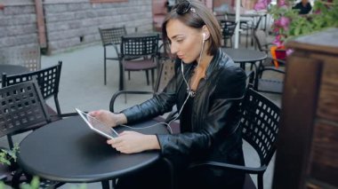 güzel kız becerikli alet hoşlanır