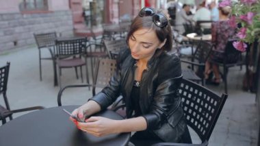 güzel esmer araç açık havada sahiptir