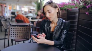 güzel esmer araç açık havada sahiptir