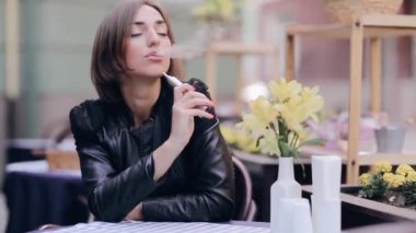 güzel esmer elektronik sigara sahiptir