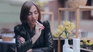 güzel esmer elektronik sigara sahiptir