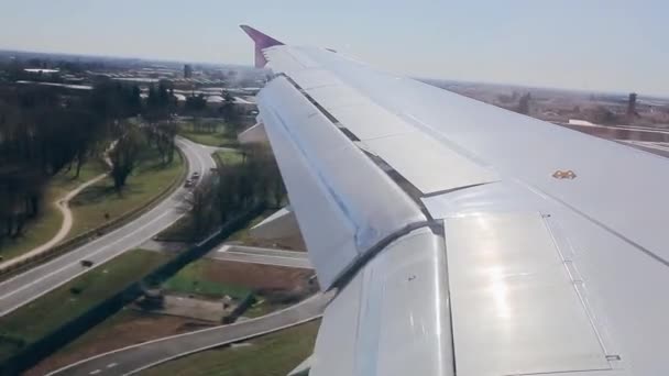 Door vliegtuig raam uitkijken — Stockvideo