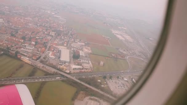Вид из окна самолета — стоковое видео
