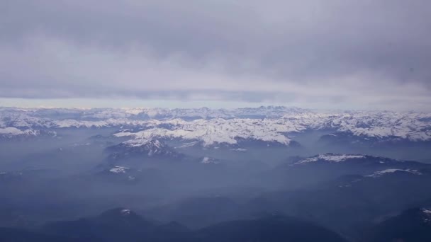 Guardando fuori attraverso la finestra dell'aereo — Video Stock