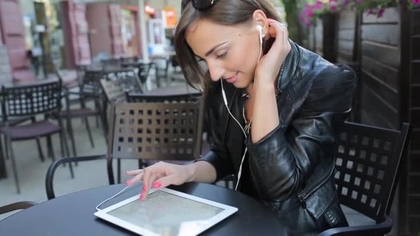 Hermosa chica disfruta de gadgets — Vídeo de stock