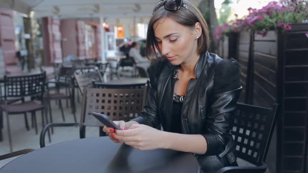 Hermosa chica disfruta de gadgets — Vídeo de stock