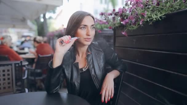 Krásná bruneta požívá elektronická cigareta — Stock video