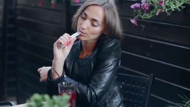 Belle brune jouit de cigarette électronique — Video