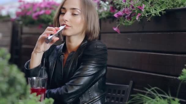 Belle brune jouit de cigarette électronique — Video