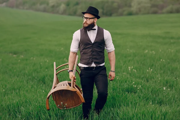 Baard man in veld lonley — Stockfoto