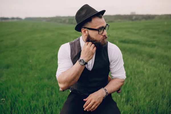 Бородатый человек в поле — стоковое фото
