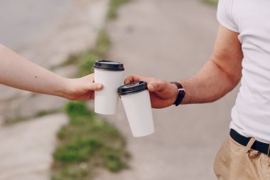 Kahve taşıyan sakallı adam.