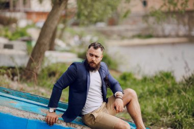 Teknede sakallı adam