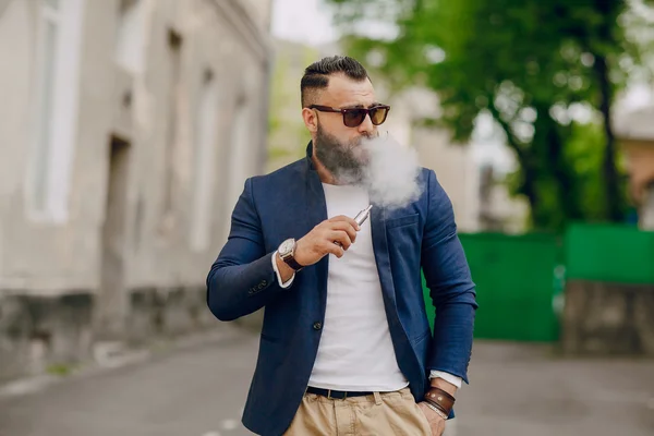 Bebaarde man met e-sigaret — Stockfoto