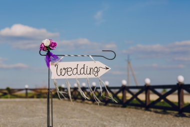 Düğün etiketli ok