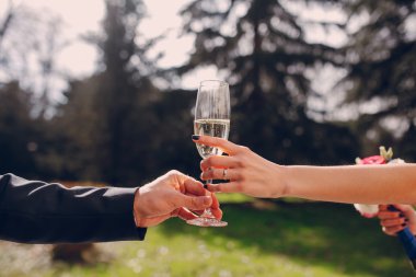 Düğün gözlük elinde