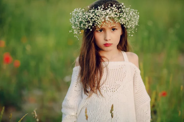 Linda menina posando em uma coroa de saia de papoilas — Fotografia de Stock