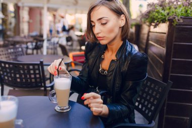 güzel kız bir kafede bir kapuçino içmek