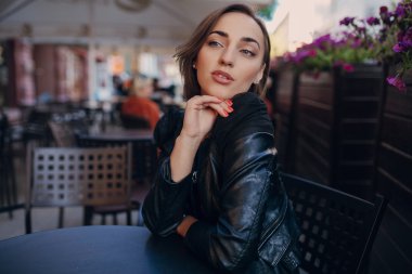 bir kafede oturan güzel kız