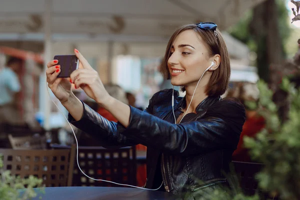 Hermosa chica disfruta de gadgets — Foto de Stock