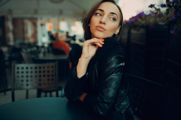 Jolie fille assise dans un café — Photo