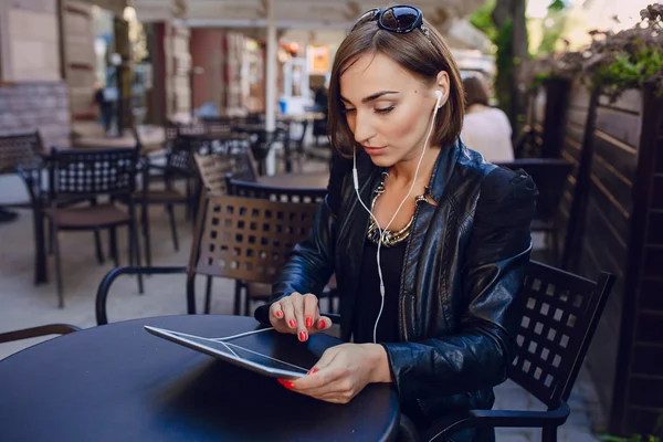 Beautiful girl enjoys gadgets — Stock Photo, Image