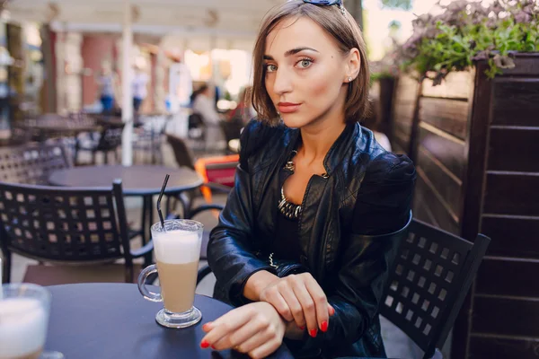 Hermosa chica bebiendo un capuchino en un café — Foto de Stock