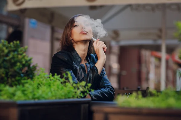 Krásné okouzlující brunetka dým elektronické cigarety — Stock fotografie