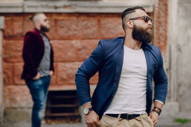 İki sakallı erkek moda