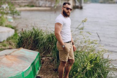 serinlemek sakallı adam