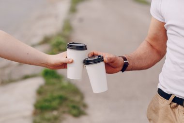 Kahve taşıyan sakallı adam.